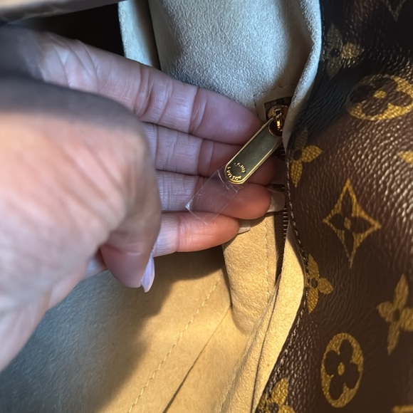 Authentic Louis Vuitton Artsy MM - Picture 9 of 14
